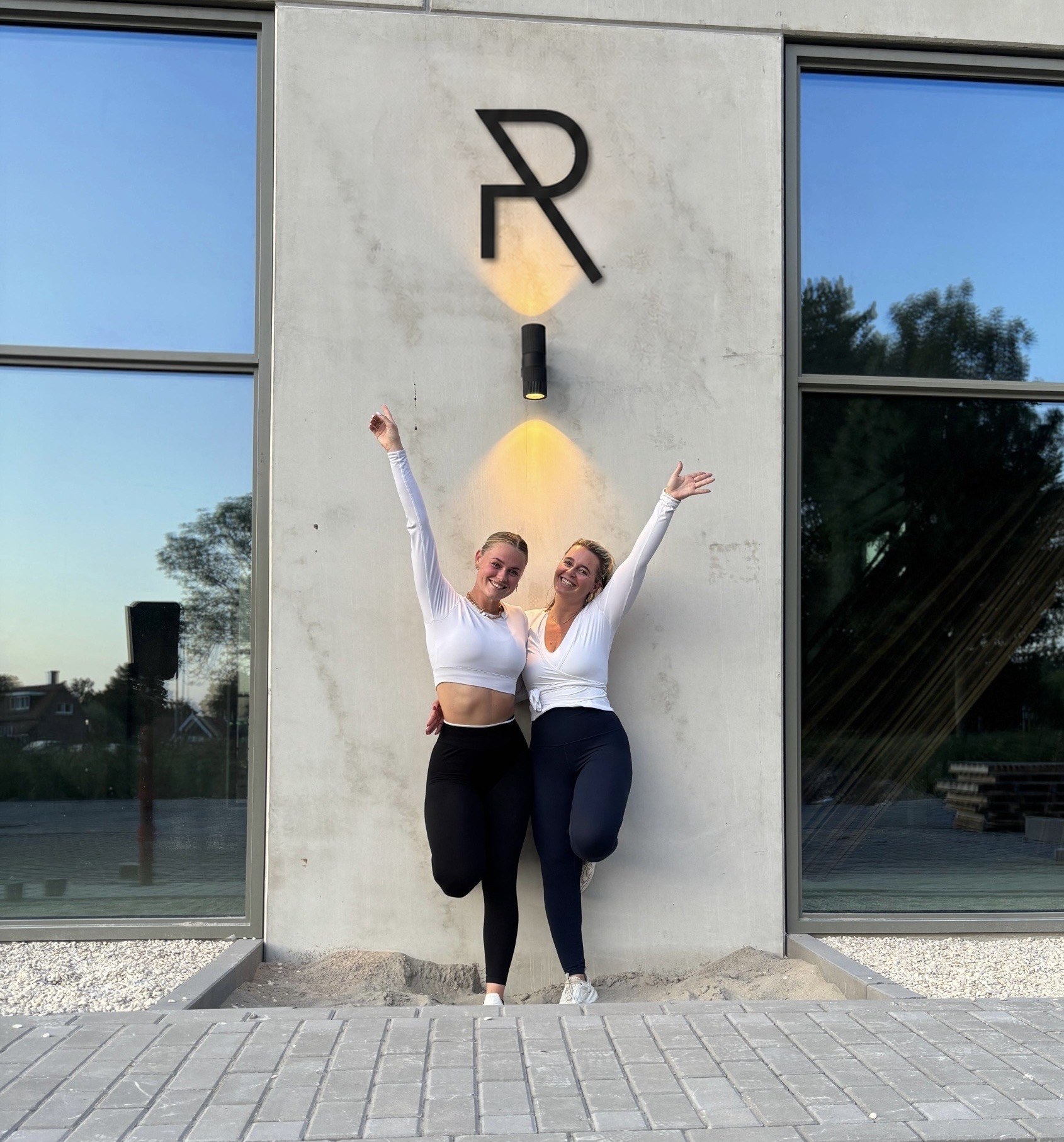 Britt en Kristel voor de gevel van Studio Rhyde